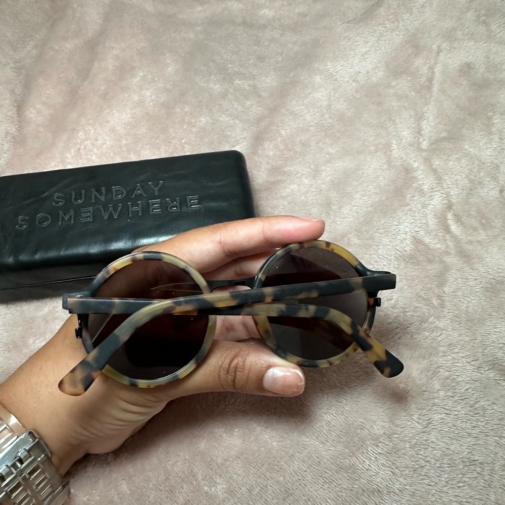Sunday Somewhere Sunglasses - Picture 2 of 3